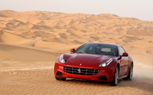 Красный Ferrari FF в бескрайней пустыне